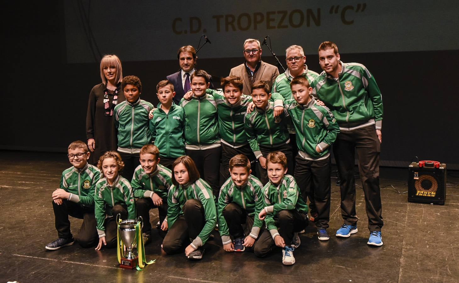 La Federación Cántabra de Fútbol ha celebrado en el Palacio de Festivales su séptima gala anual, en la que se rinde homenaje a los campeones de la pasada temporada