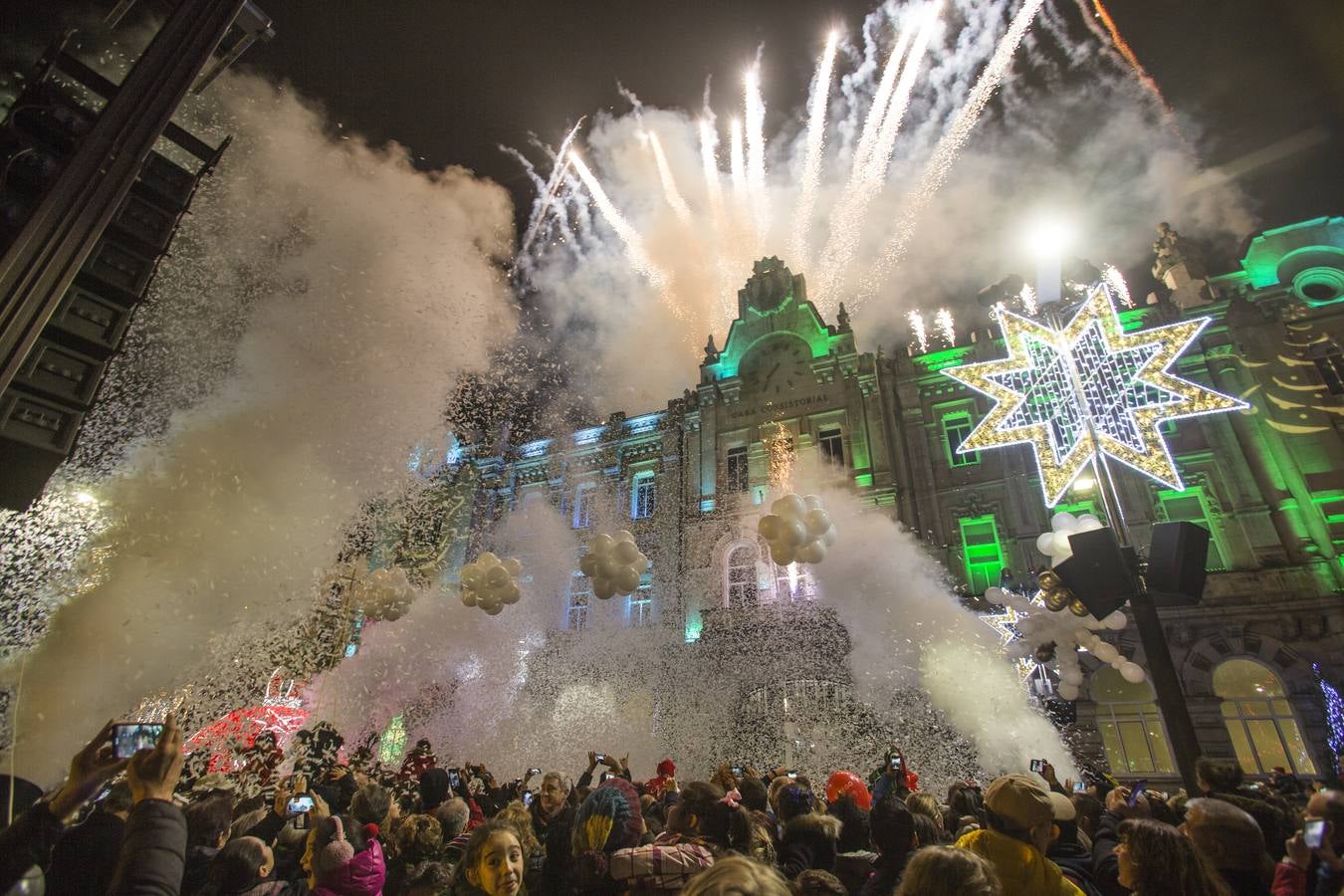 Santander ha dado esta tarde el pistoletazo de salida a la Navidad con la inauguración del belén del Mercado del Este, la apertura de la pista de hielo y el gran tobogán y el encendido del alumbrado que iluminará las calles de la ciudad en estas fechas señaladas.