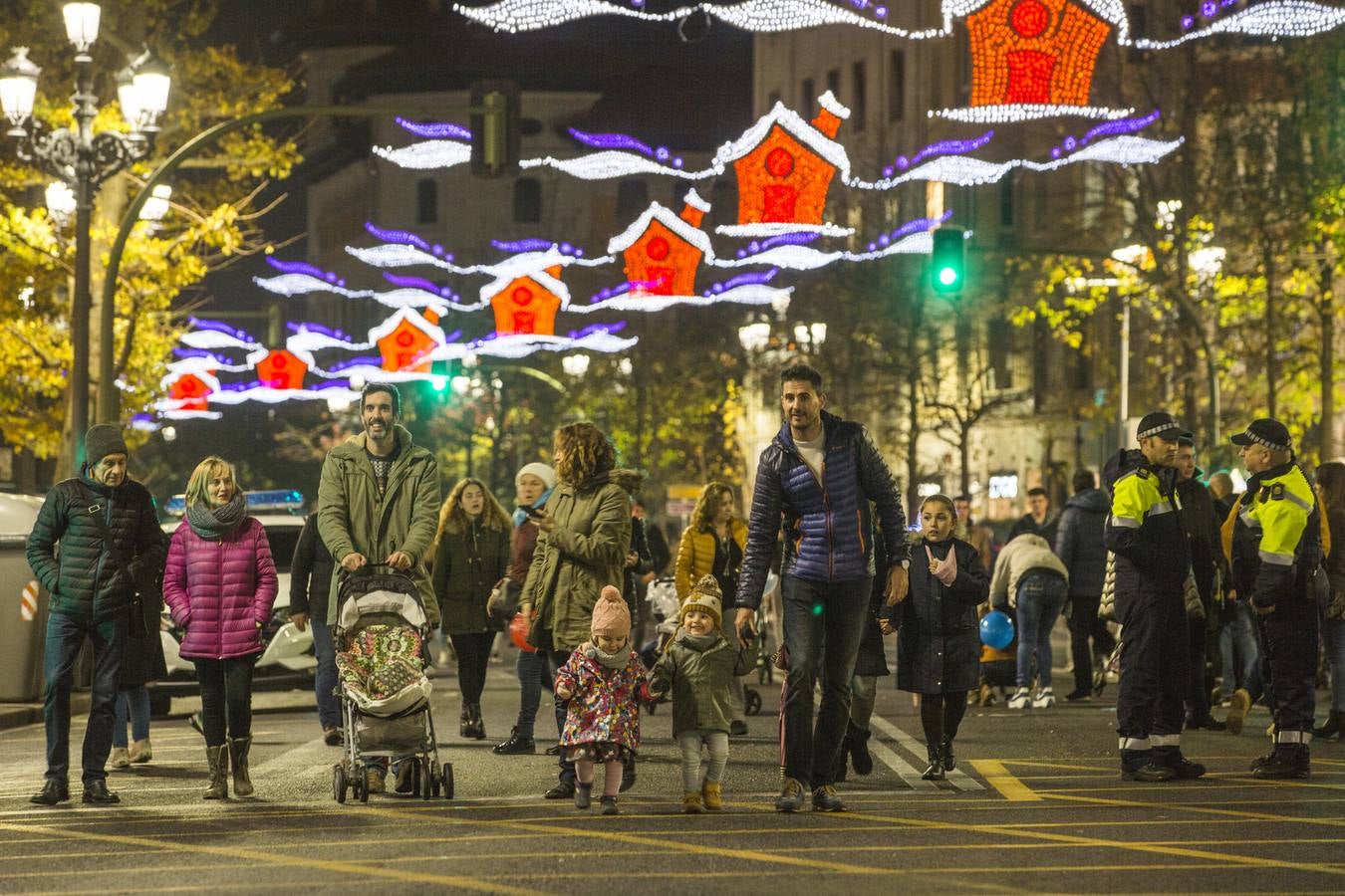 Santander ha dado esta tarde el pistoletazo de salida a la Navidad con la inauguración del belén del Mercado del Este, la apertura de la pista de hielo y el gran tobogán y el encendido del alumbrado que iluminará las calles de la ciudad en estas fechas señaladas.