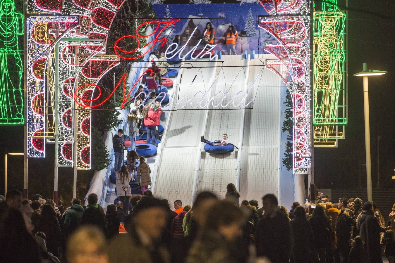 Santander ha dado esta tarde el pistoletazo de salida a la Navidad con la inauguración del belén del Mercado del Este, la apertura de la pista de hielo y el gran tobogán y el encendido del alumbrado que iluminará las calles de la ciudad en estas fechas señaladas.