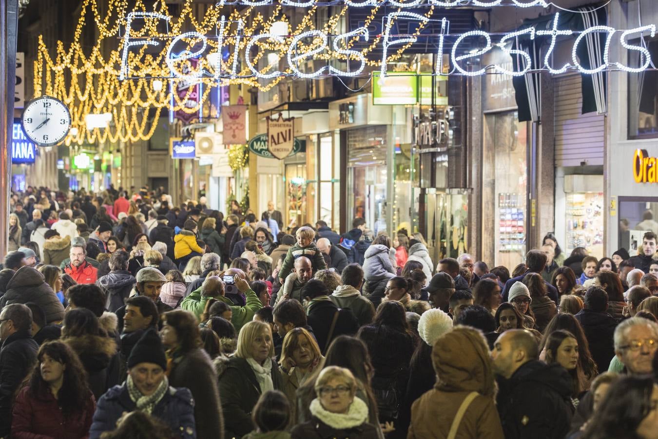 Santander ha dado esta tarde el pistoletazo de salida a la Navidad con la inauguración del belén del Mercado del Este, la apertura de la pista de hielo y el gran tobogán y el encendido del alumbrado que iluminará las calles de la ciudad en estas fechas señaladas.