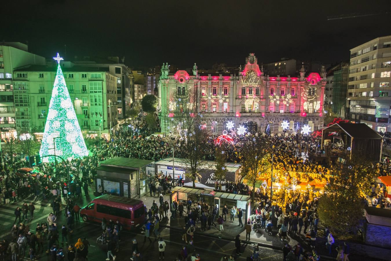 Santander ha dado esta tarde el pistoletazo de salida a la Navidad con la inauguración del belén del Mercado del Este, la apertura de la pista de hielo y el gran tobogán y el encendido del alumbrado que iluminará las calles de la ciudad en estas fechas señaladas.