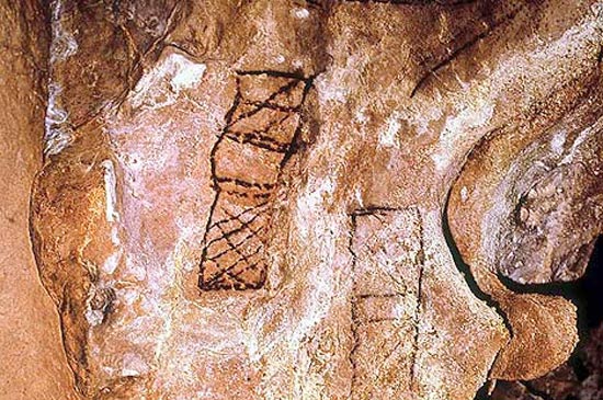 Imagen secundaria 2 - Vista de la entrada a la Cueva del Castillo, un yacimiento crucial para el conocimiento de las primeras ocupaciones humanas en la Cornisa Cantábrica. Bastón perforado en asta de ciervo, decorado con cabezas de ciervas y encontrado en la Cueva del Castillo. Detalle de pinturas prehistóricas, en la Cueva de las Chimeneas.