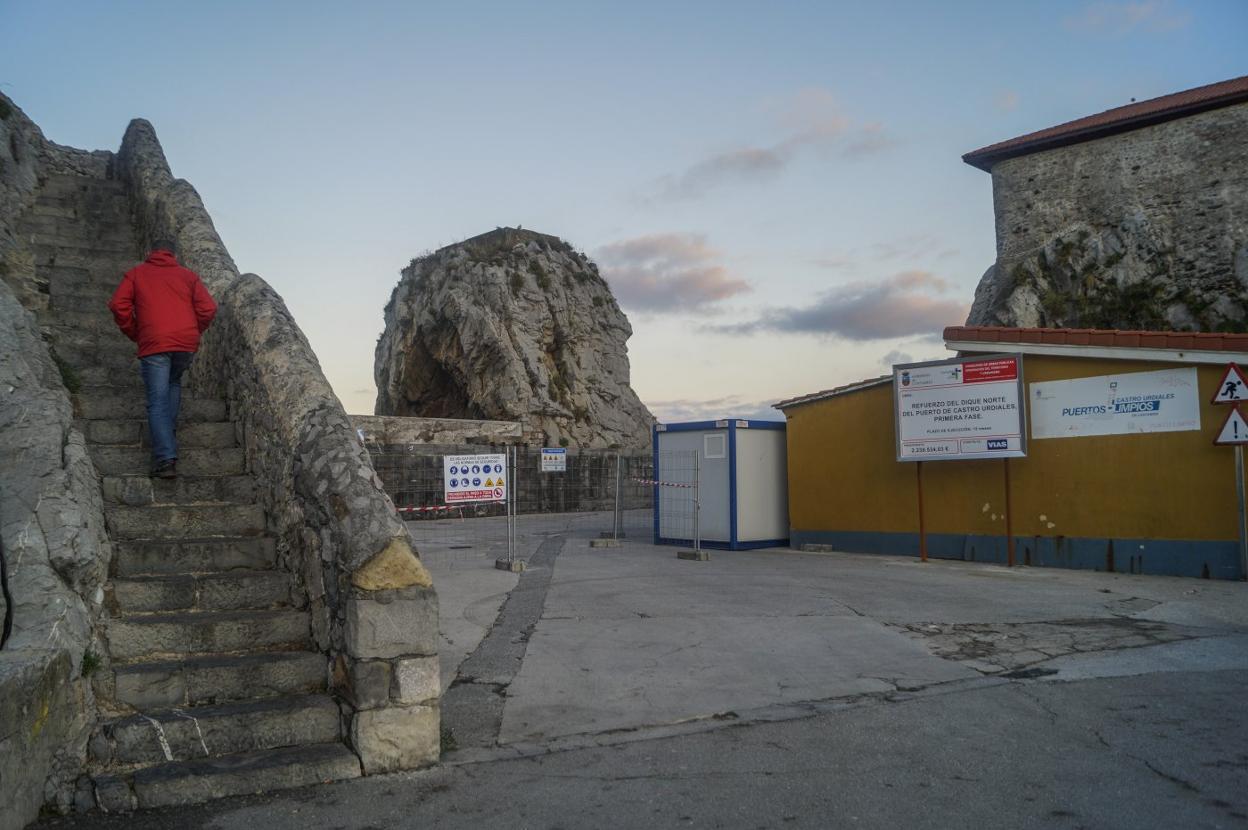 Al fondo de la imagen se observa el vallado que impide el acceso al rompeolas de Castro.