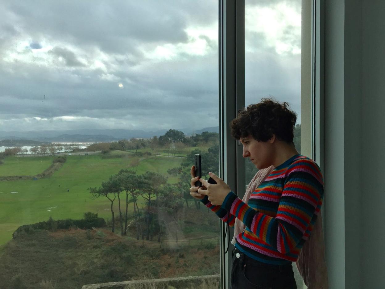 Mar Guerrero durante su visita al Centro de Arte del Faro Cabo Mayor. 