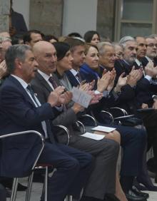 Imagen secundaria 2 - Diversos momentos del acto celebrado esta mañana en el patio del Parlamento de Cantabria.