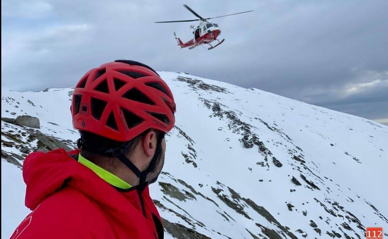 El helicóptero rescata a una esquiadora con una pierna rota en Brañavieja