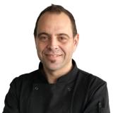 Mikel Quesada es el jefe de cocina.