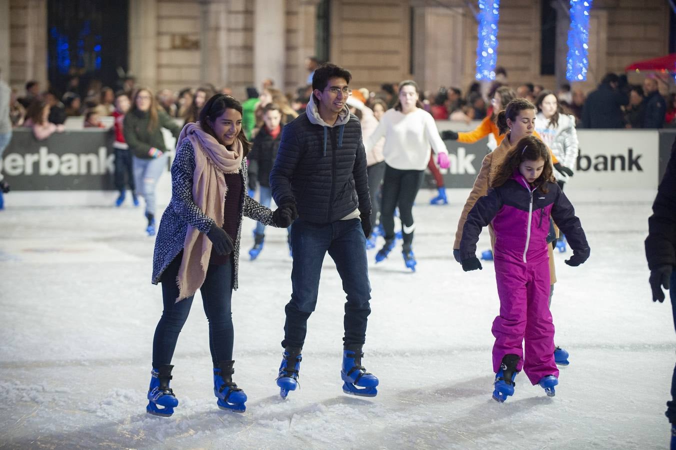 El tobogán gigante instalado en Santander es la gran novedad de las atracciones navideñas de este año, que se suma a la tradicional pista de hielo, el mercadillo y los carruseles infantiles