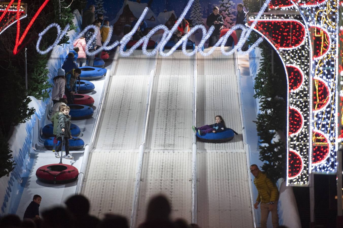 El tobogán gigante instalado en Santander es la gran novedad de las atracciones navideñas de este año, que se suma a la tradicional pista de hielo, el mercadillo y los carruseles infantiles