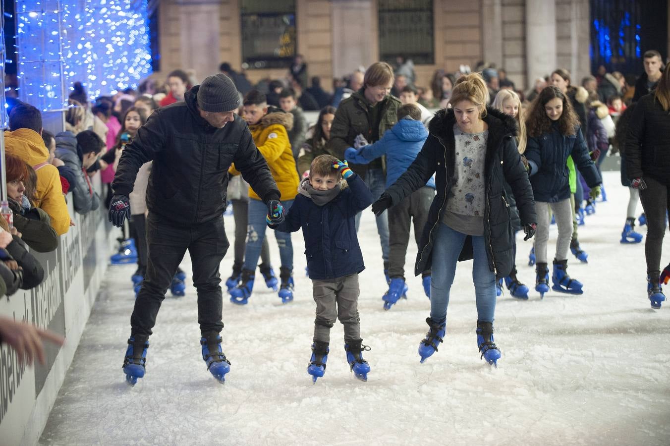 El tobogán gigante instalado en Santander es la gran novedad de las atracciones navideñas de este año, que se suma a la tradicional pista de hielo, el mercadillo y los carruseles infantiles