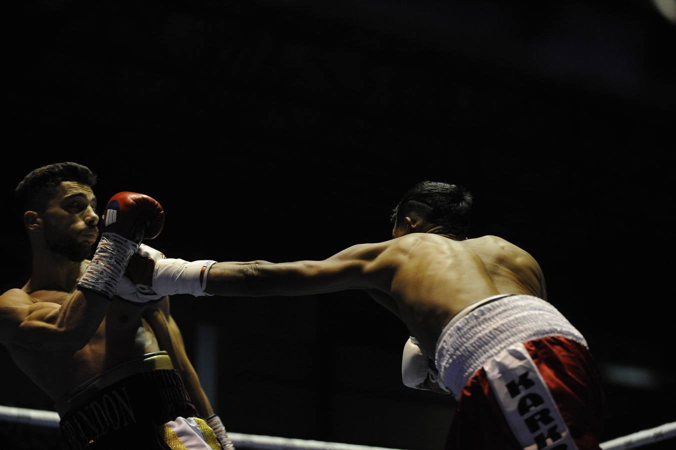 Una nueva velada con el Niño como protagonista y de nuevo un excepcional ambiente en el Vicente Trueba, con colas ya desde primera hora, antes de que comenzara la jornada, que tenía previsto su primer combate para las ocho de la tarde. Y ya desde el principio las gradas del pabellón mostraban una buena afluencia, destinada a multiplicarse para la cita estelar de la noche. También en los alrededores se aprecia el movimiento propio de estas ocasiones, en una noche de sábado en la que el deporte convive con la jornada de puente y fiestas en la Plaza Mayor y la Plaza Roja. En total, más de 2.000 personas para seguir con atención la tercera defensa del título del campeón torrelaveguense, siempre volcado con una ciudad que sabe devolverle el cariño.