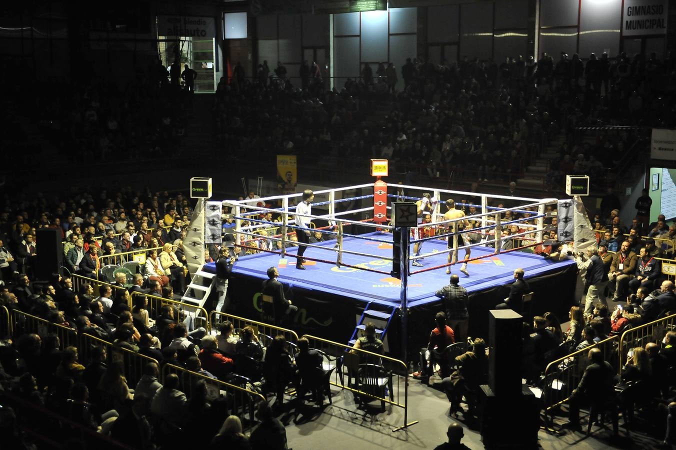 Una nueva velada con el Niño como protagonista y de nuevo un excepcional ambiente en el Vicente Trueba, con colas ya desde primera hora, antes de que comenzara la jornada, que tenía previsto su primer combate para las ocho de la tarde. Y ya desde el principio las gradas del pabellón mostraban una buena afluencia, destinada a multiplicarse para la cita estelar de la noche. También en los alrededores se aprecia el movimiento propio de estas ocasiones, en una noche de sábado en la que el deporte convive con la jornada de puente y fiestas en la Plaza Mayor y la Plaza Roja. En total, más de 2.000 personas para seguir con atención la tercera defensa del título del campeón torrelaveguense, siempre volcado con una ciudad que sabe devolverle el cariño.