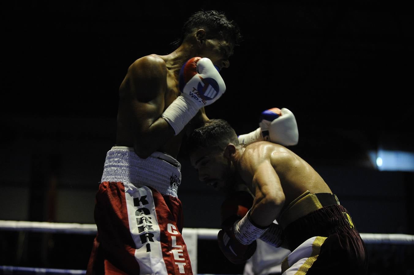 Una nueva velada con el Niño como protagonista y de nuevo un excepcional ambiente en el Vicente Trueba, con colas ya desde primera hora, antes de que comenzara la jornada, que tenía previsto su primer combate para las ocho de la tarde. Y ya desde el principio las gradas del pabellón mostraban una buena afluencia, destinada a multiplicarse para la cita estelar de la noche. También en los alrededores se aprecia el movimiento propio de estas ocasiones, en una noche de sábado en la que el deporte convive con la jornada de puente y fiestas en la Plaza Mayor y la Plaza Roja. En total, más de 2.000 personas para seguir con atención la tercera defensa del título del campeón torrelaveguense, siempre volcado con una ciudad que sabe devolverle el cariño.