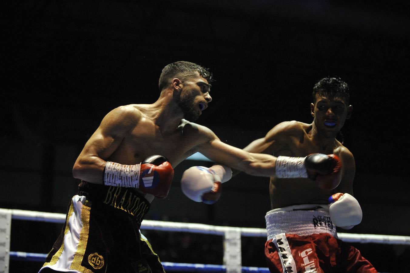 Una nueva velada con el Niño como protagonista y de nuevo un excepcional ambiente en el Vicente Trueba, con colas ya desde primera hora, antes de que comenzara la jornada, que tenía previsto su primer combate para las ocho de la tarde. Y ya desde el principio las gradas del pabellón mostraban una buena afluencia, destinada a multiplicarse para la cita estelar de la noche. También en los alrededores se aprecia el movimiento propio de estas ocasiones, en una noche de sábado en la que el deporte convive con la jornada de puente y fiestas en la Plaza Mayor y la Plaza Roja. En total, más de 2.000 personas para seguir con atención la tercera defensa del título del campeón torrelaveguense, siempre volcado con una ciudad que sabe devolverle el cariño.