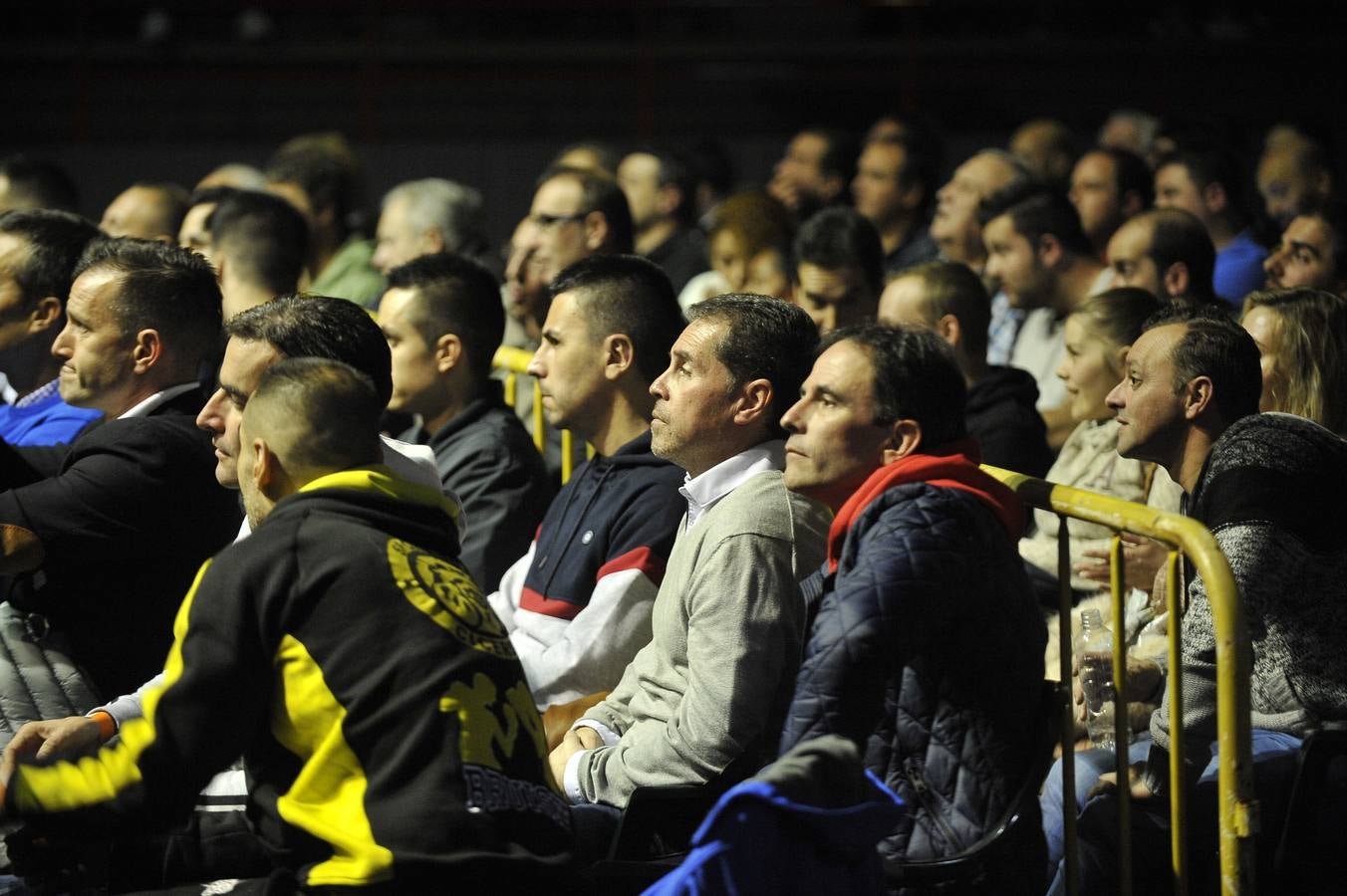 Una nueva velada con el Niño como protagonista y de nuevo un excepcional ambiente en el Vicente Trueba, con colas ya desde primera hora, antes de que comenzara la jornada, que tenía previsto su primer combate para las ocho de la tarde. Y ya desde el principio las gradas del pabellón mostraban una buena afluencia, destinada a multiplicarse para la cita estelar de la noche. También en los alrededores se aprecia el movimiento propio de estas ocasiones, en una noche de sábado en la que el deporte convive con la jornada de puente y fiestas en la Plaza Mayor y la Plaza Roja. En total, más de 2.000 personas para seguir con atención la tercera defensa del título del campeón torrelaveguense, siempre volcado con una ciudad que sabe devolverle el cariño.