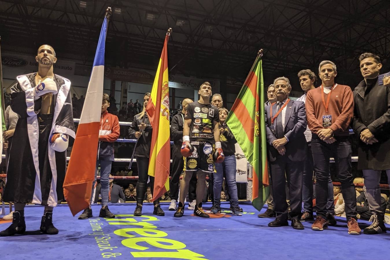 Una nueva velada con el Niño como protagonista y de nuevo un excepcional ambiente en el Vicente Trueba, con colas ya desde primera hora, antes de que comenzara la jornada, que tenía previsto su primer combate para las ocho de la tarde. Y ya desde el principio las gradas del pabellón mostraban una buena afluencia, destinada a multiplicarse para la cita estelar de la noche. También en los alrededores se aprecia el movimiento propio de estas ocasiones, en una noche de sábado en la que el deporte convive con la jornada de puente y fiestas en la Plaza Mayor y la Plaza Roja. En total, más de 2.000 personas para seguir con atención la tercera defensa del título del campeón torrelaveguense, siempre volcado con una ciudad que sabe devolverle el cariño.