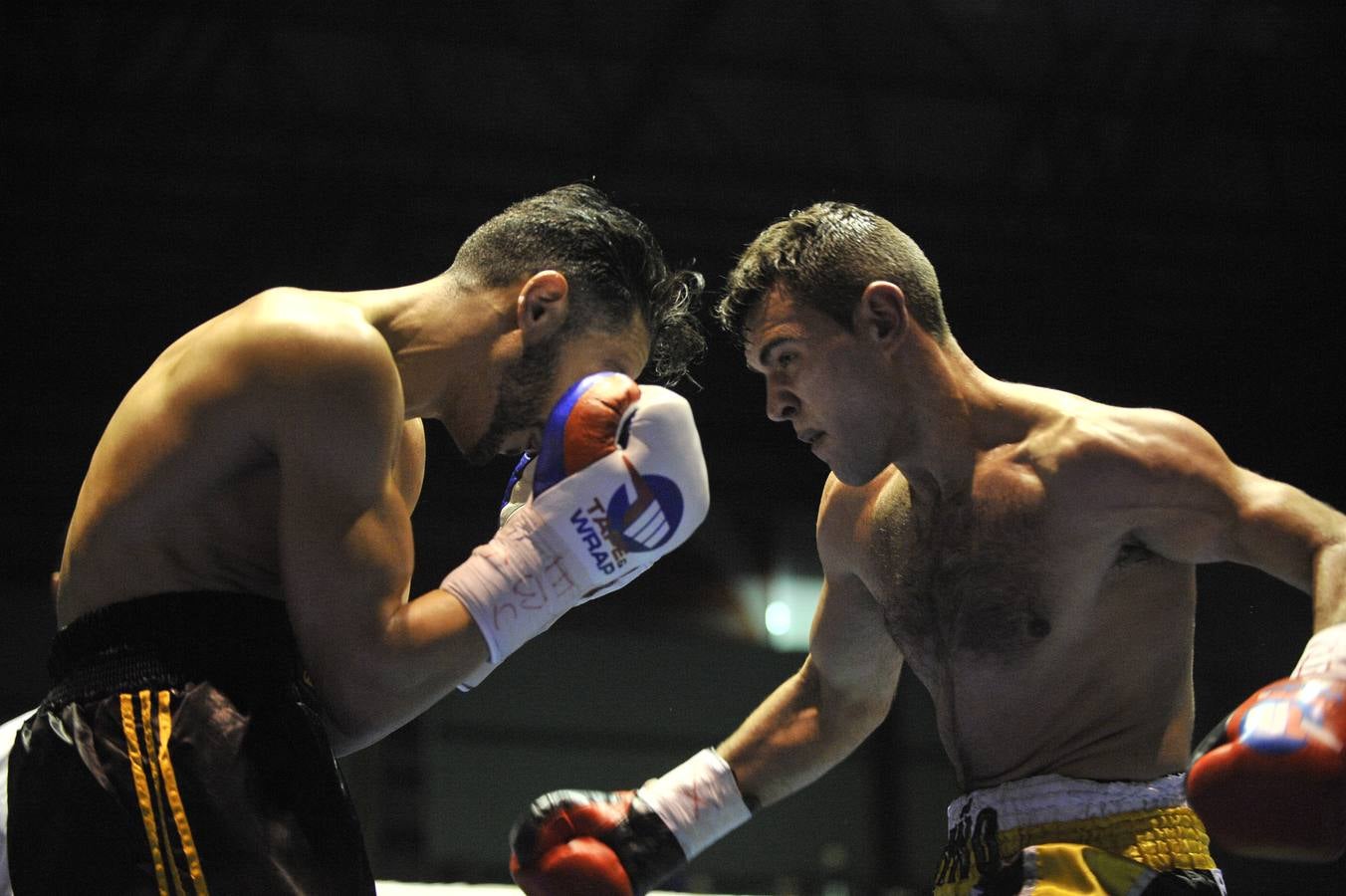 Una nueva velada con el Niño como protagonista y de nuevo un excepcional ambiente en el Vicente Trueba, con colas ya desde primera hora, antes de que comenzara la jornada, que tenía previsto su primer combate para las ocho de la tarde. Y ya desde el principio las gradas del pabellón mostraban una buena afluencia, destinada a multiplicarse para la cita estelar de la noche. También en los alrededores se aprecia el movimiento propio de estas ocasiones, en una noche de sábado en la que el deporte convive con la jornada de puente y fiestas en la Plaza Mayor y la Plaza Roja. En total, más de 2.000 personas para seguir con atención la tercera defensa del título del campeón torrelaveguense, siempre volcado con una ciudad que sabe devolverle el cariño.