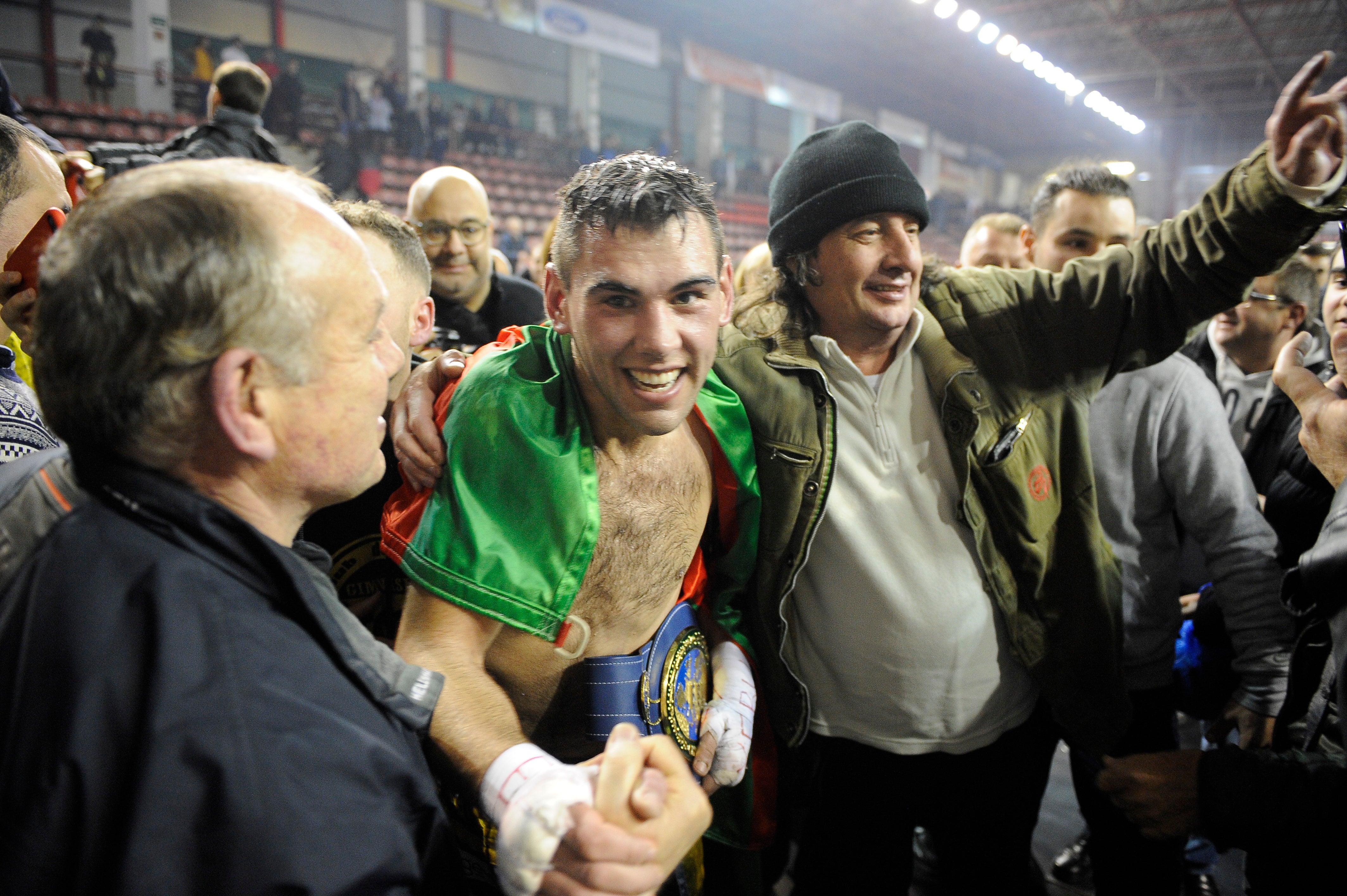 Una nueva velada con el Niño como protagonista y de nuevo un excepcional ambiente en el Vicente Trueba, con colas ya desde primera hora, antes de que comenzara la jornada, que tenía previsto su primer combate para las ocho de la tarde. Y ya desde el principio las gradas del pabellón mostraban una buena afluencia, destinada a multiplicarse para la cita estelar de la noche. También en los alrededores se aprecia el movimiento propio de estas ocasiones, en una noche de sábado en la que el deporte convive con la jornada de puente y fiestas en la Plaza Mayor y la Plaza Roja. En total, más de 2.000 personas para seguir con atención la tercera defensa del título del campeón torrelaveguense, siempre volcado con una ciudad que sabe devolverle el cariño.