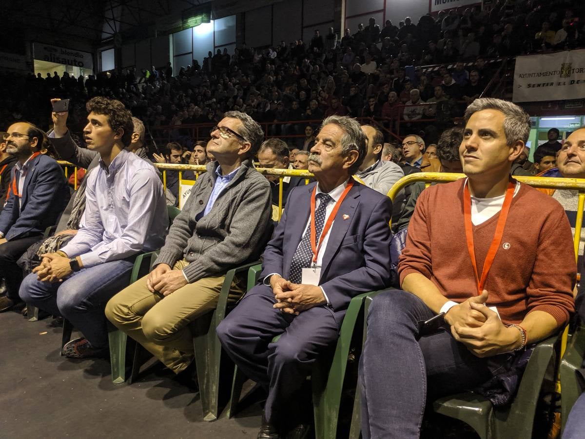 Una nueva velada con el Niño como protagonista y de nuevo un excepcional ambiente en el Vicente Trueba, con colas ya desde primera hora, antes de que comenzara la jornada, que tenía previsto su primer combate para las ocho de la tarde. Y ya desde el principio las gradas del pabellón mostraban una buena afluencia, destinada a multiplicarse para la cita estelar de la noche. También en los alrededores se aprecia el movimiento propio de estas ocasiones, en una noche de sábado en la que el deporte convive con la jornada de puente y fiestas en la Plaza Mayor y la Plaza Roja. En total, más de 2.000 personas para seguir con atención la tercera defensa del título del campeón torrelaveguense, siempre volcado con una ciudad que sabe devolverle el cariño.