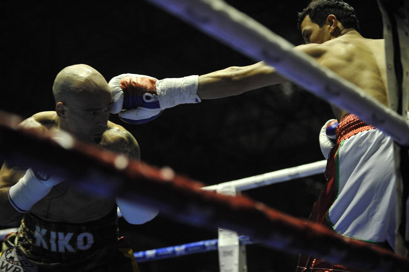 Una nueva velada con el Niño como protagonista y de nuevo un excepcional ambiente en el Vicente Trueba, con colas ya desde primera hora, antes de que comenzara la jornada, que tenía previsto su primer combate para las ocho de la tarde. Y ya desde el principio las gradas del pabellón mostraban una buena afluencia, destinada a multiplicarse para la cita estelar de la noche. También en los alrededores se aprecia el movimiento propio de estas ocasiones, en una noche de sábado en la que el deporte convive con la jornada de puente y fiestas en la Plaza Mayor y la Plaza Roja. En total, más de 2.000 personas para seguir con atención la tercera defensa del título del campeón torrelaveguense, siempre volcado con una ciudad que sabe devolverle el cariño.