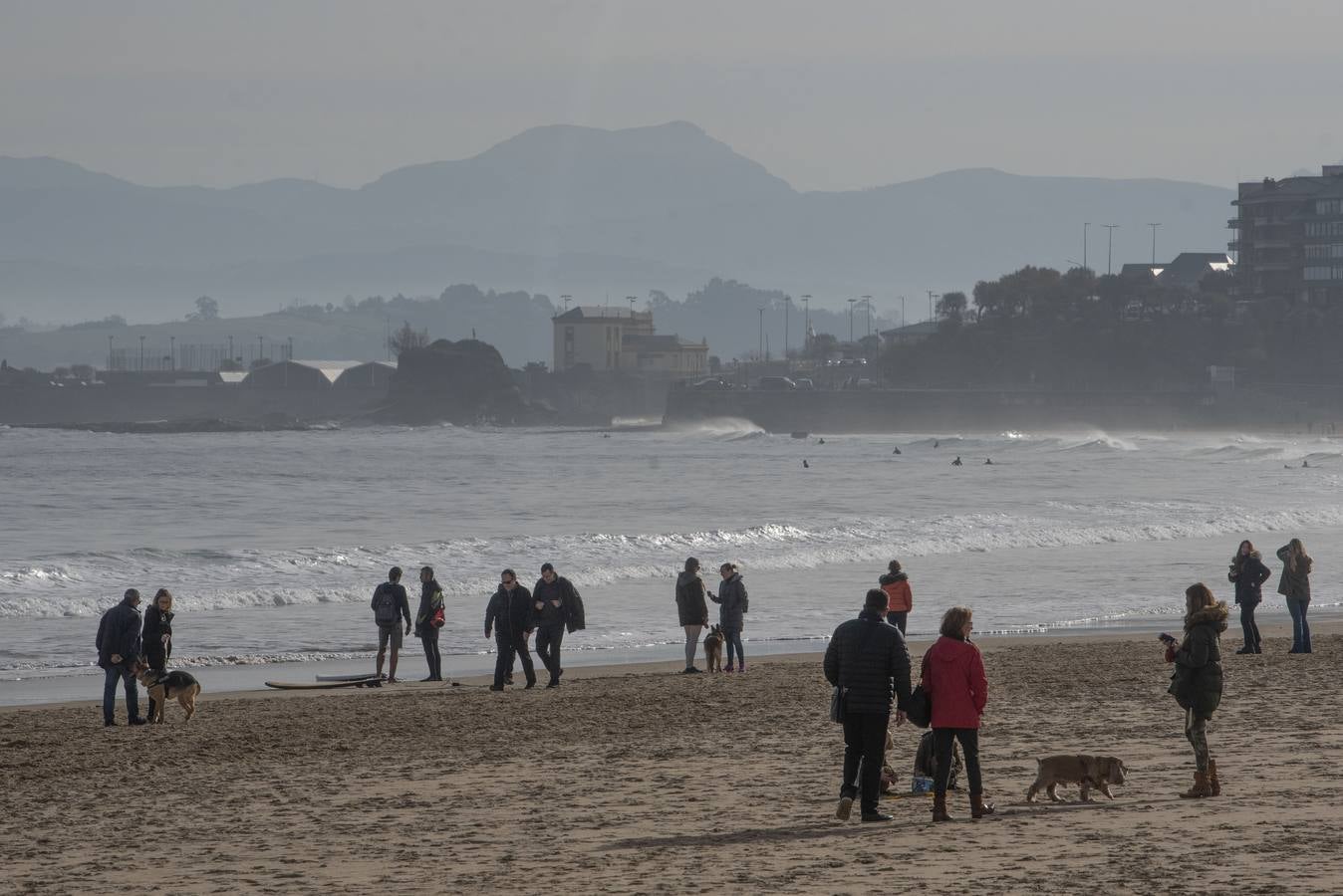 Los primeros turistas llegaron ayer a Santander con muchos planes para visitar la ciudad, la costa y el interior de la región.