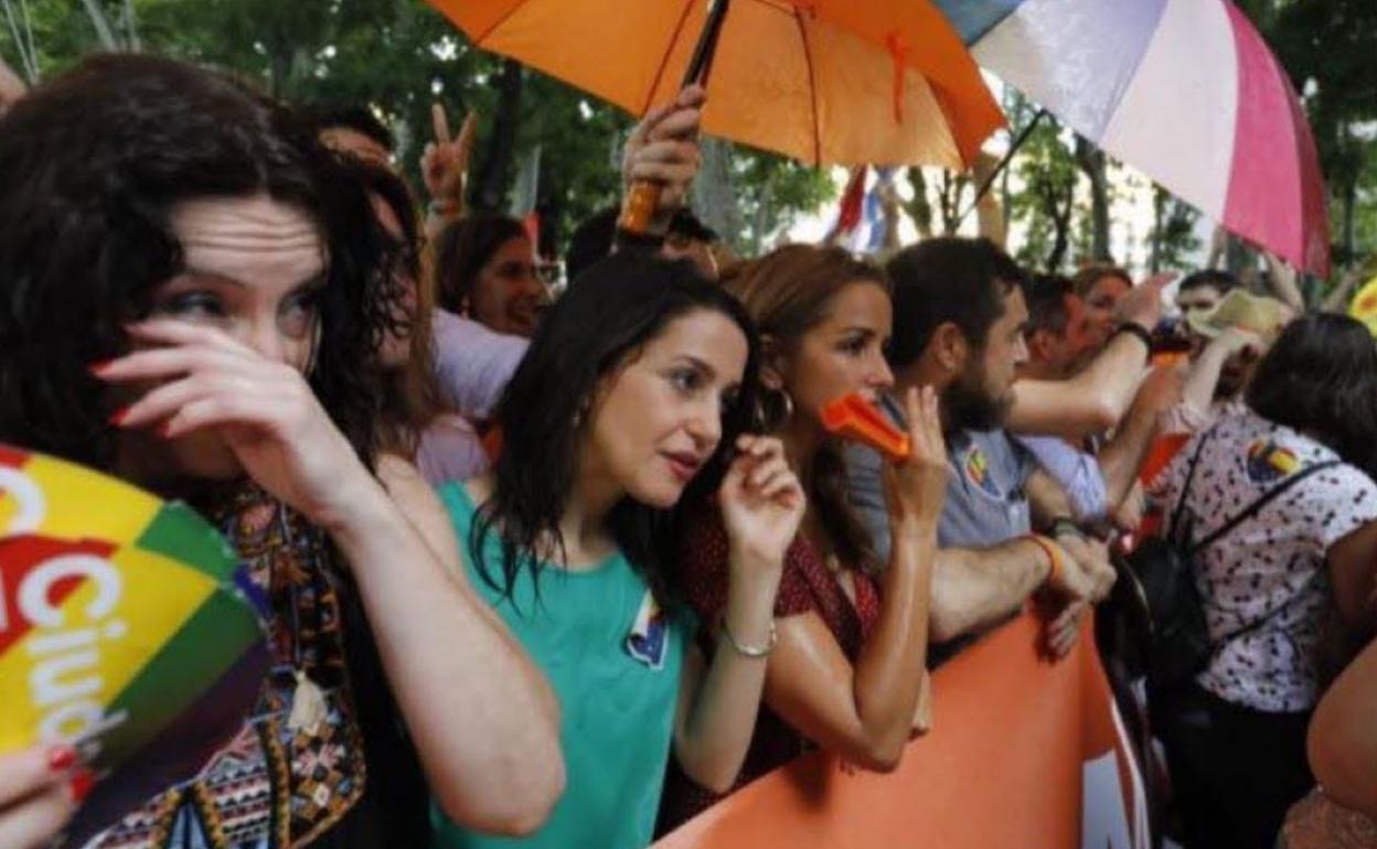 Los dirigentes de Ciudadanos en la manifestación del Orgullo Gay. 