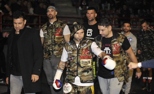 Kiko Martínez, vencedor del combate anterior al del Niño, a su salida del cuadrilátero.