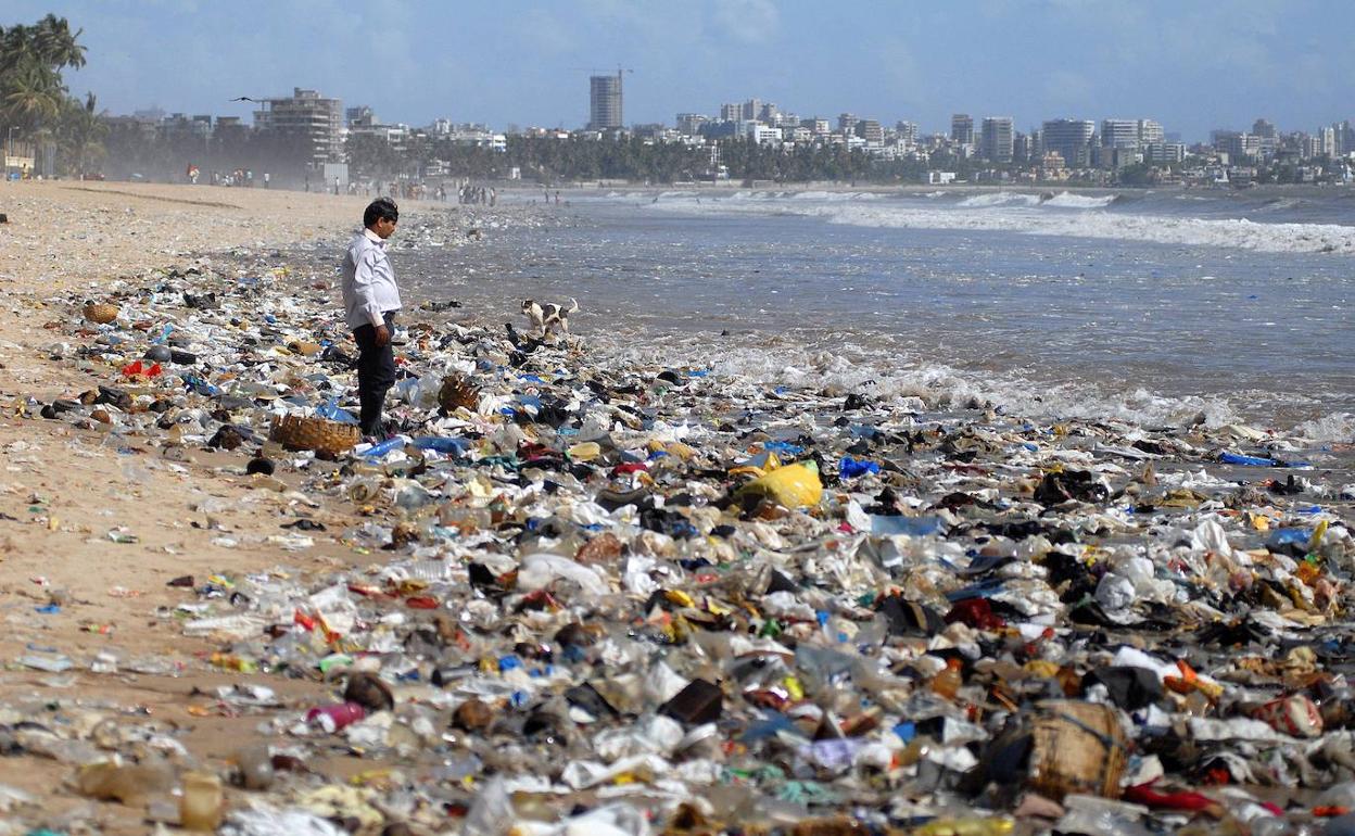 Una playa de India plagada de plásticos.