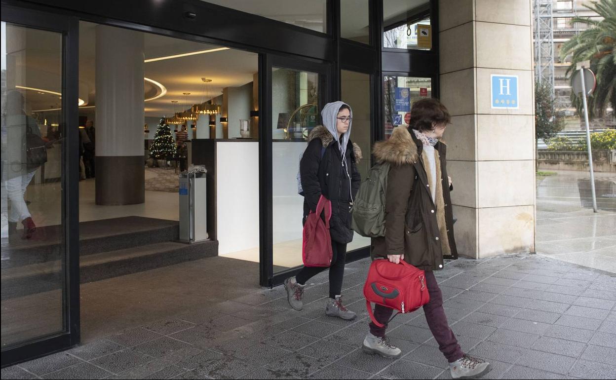 Los turistas abandonan los hoteles este lunes.