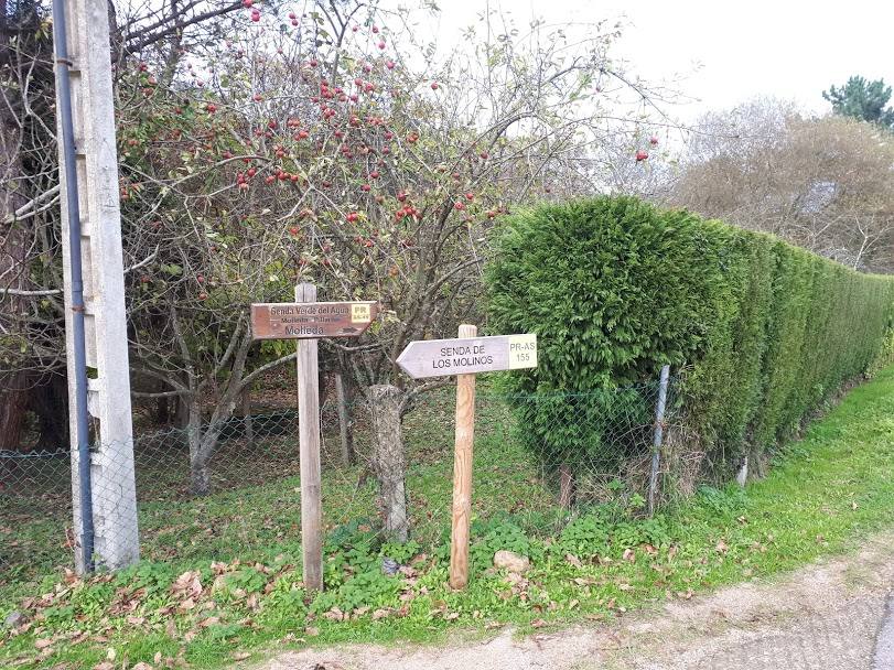 Este paseo por la comunidad vecina más rural nos reencontrará con lugares que fueron grandes centros de encuentro y una herramienta imprescindible para convertir el grano en harina