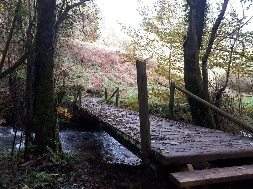 Este paseo por la comunidad vecina más rural nos reencontrará con lugares que fueron grandes centros de encuentro y una herramienta imprescindible para convertir el grano en harina