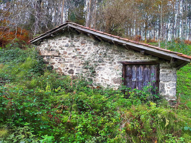 Este paseo por la comunidad vecina más rural nos reencontrará con lugares que fueron grandes centros de encuentro y una herramienta imprescindible para convertir el grano en harina