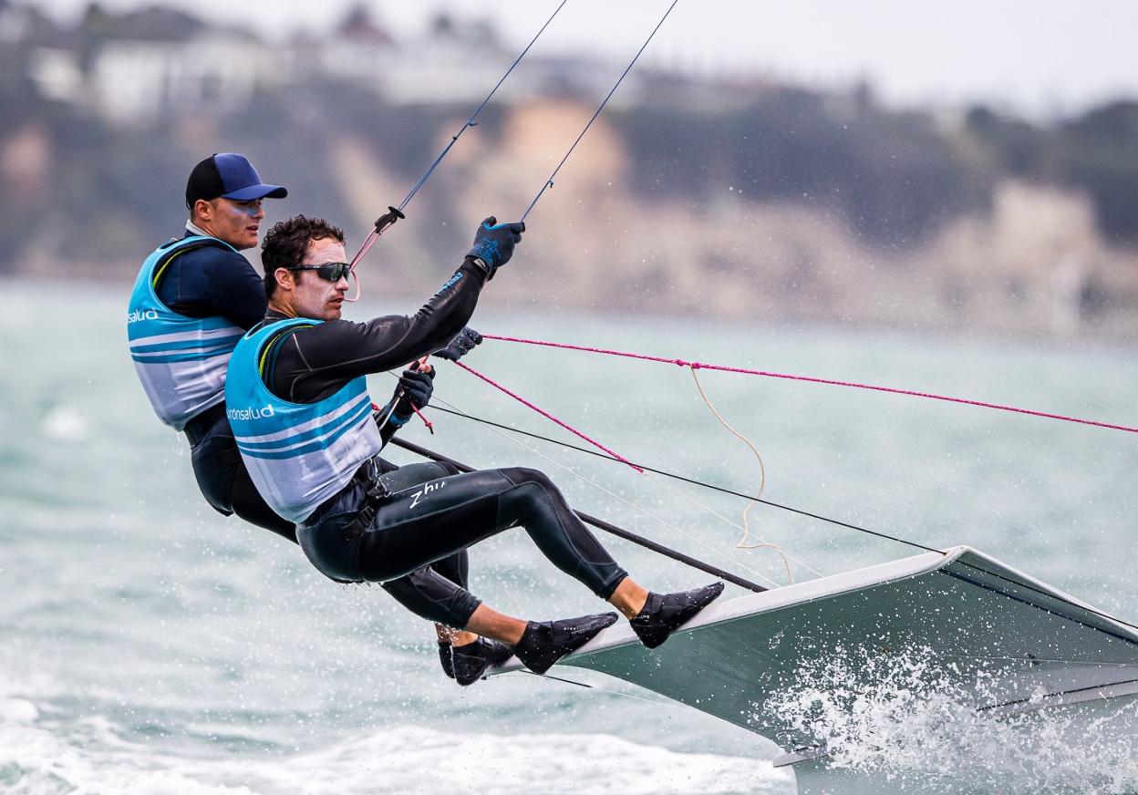 Diego Botín (izquierda) y Iago López en una de las regatas del Mundial de Auckland, en el que han concluido en la cuarta plaza. 