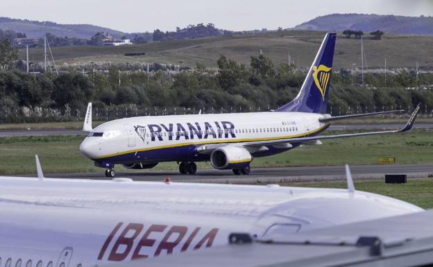 Dos aviones de Iberia y Ryanair coinciden sobre las pistas del Seve Ballesteros.