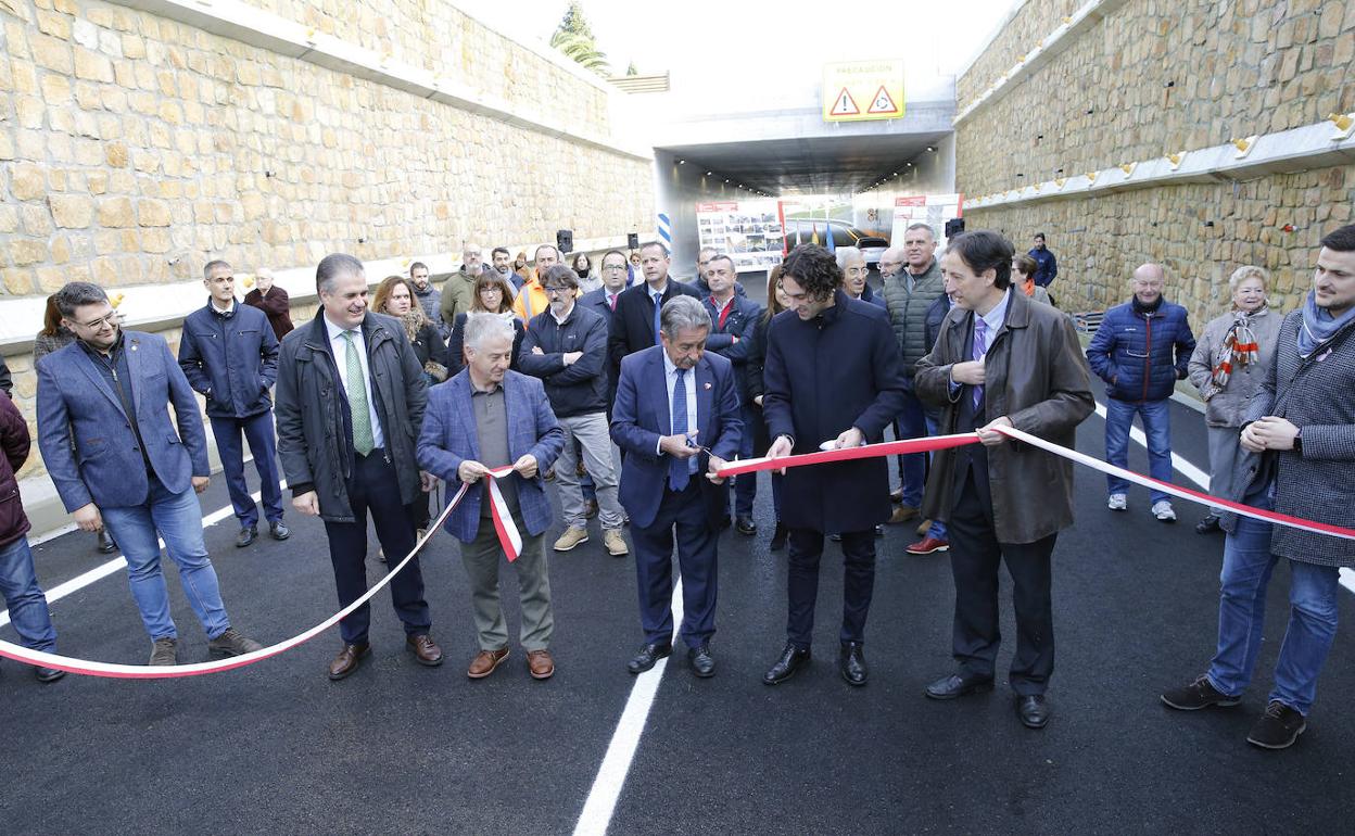 El presidente Revilla, el consejero José Luis Gochicoa y los alcaldes de El Astillero y Villaescusa, durante el corte de la cinta inaugural.