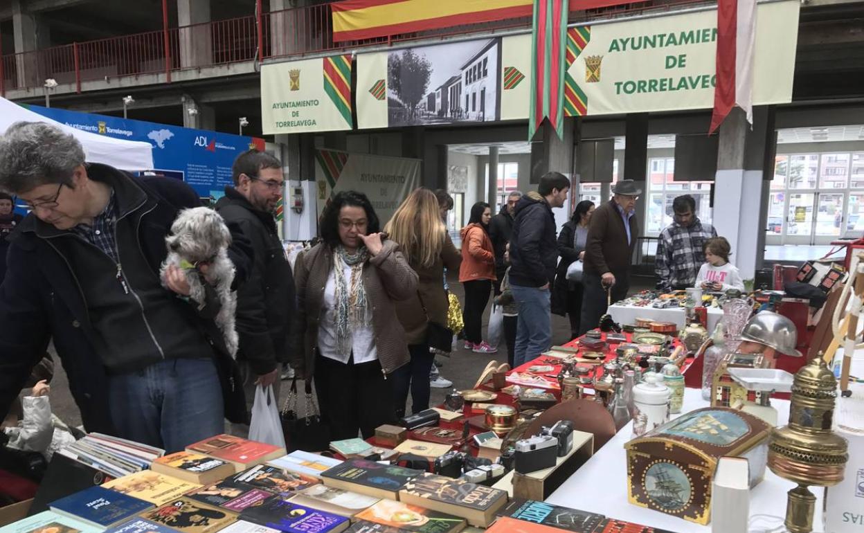 El Ferial de Torrelavega acoge el mercadillo de la Asociación Cántabra del Parkinson