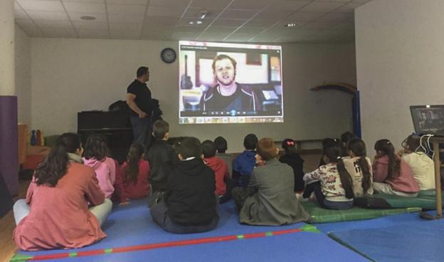 Un policía local explica un vídeo sobre acoso a los niños durante el programa. :: dm