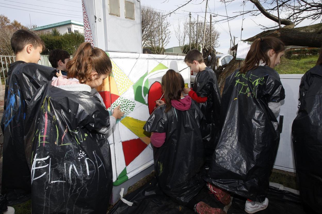  Los escolares del colegio público de Tanos pintan uno de los cuadros eléctricos. 