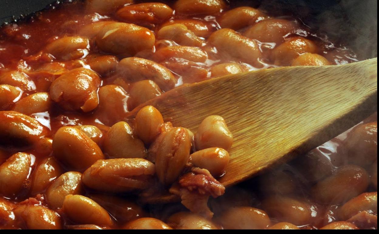 La Plaza Mayor de Ampuero se llenará de pucheros en la X Alubiada de Asvili