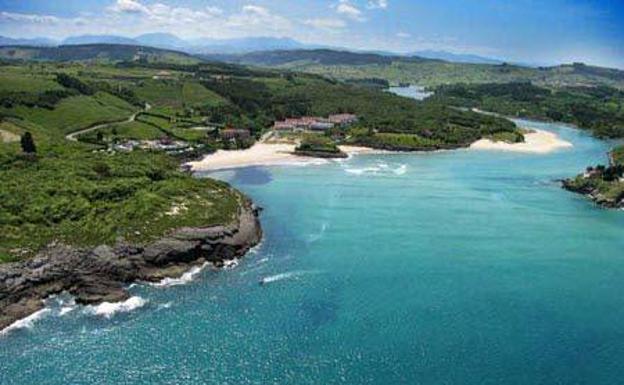 Vista de la playa de La Arena, en Isla.