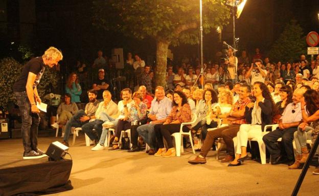 Imagen. La fiesta de fin de grabación reunió a decenas de vecinos en Potes.