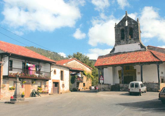 Imagen principal - Iglesia parroquial de San Tirso, en Saro de Arriba. Capilla de la Virgen del Camino, del siglo XVII, en Saro de Abajo. Torre de la iglesia de San Lorenzo, en Llerana, donde se ubica el Museo del Indiano. 