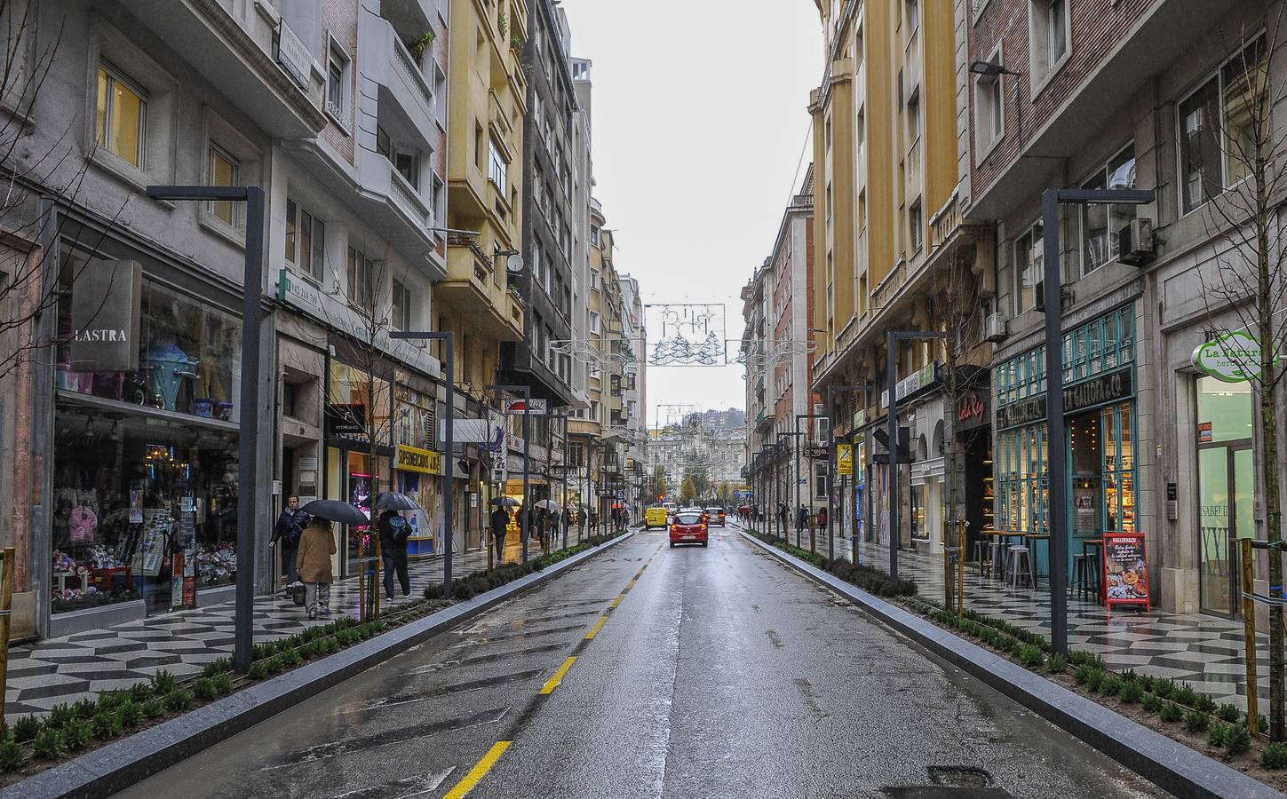 Los trabajos que está llevando a Rucecan, consisten en ensanchar las aceras con un nuevo pavimento, además de dotarla de zonas ajardinadas y de nueva iluminación