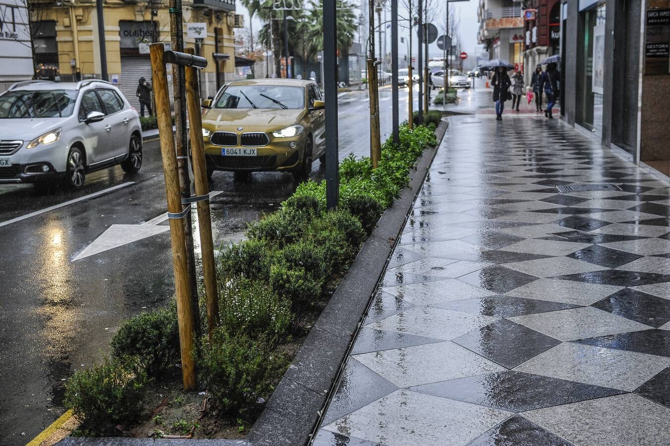 Los trabajos que está llevando a Rucecan, consisten en ensanchar las aceras con un nuevo pavimento, además de dotarla de zonas ajardinadas y de nueva iluminación