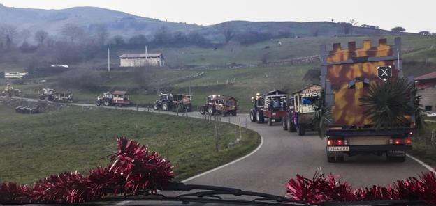 Caravana de carrozas de Saro y Villacarriedo que cruzaban Saro y Llerana, hasta el año pasado, para recibir a sus majestades. 