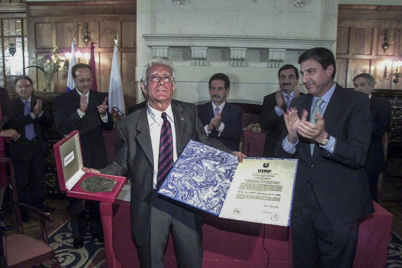 Julio 2004. Madariaga recibe de manos del rector de la UIMP, José Luis García Delgado (d), la medalla de honor de esta institución académica.