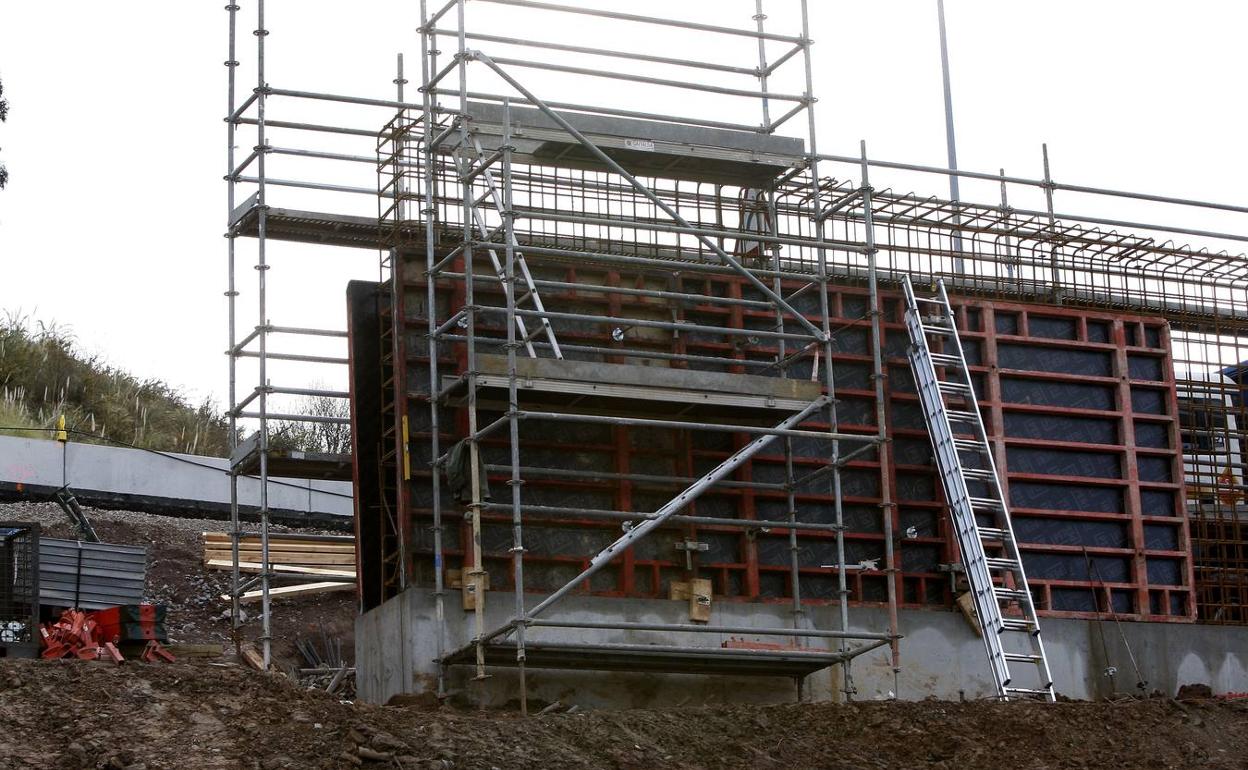 Imagen de archivo de la construcción del tercer carril en la autovia de Torrelavega