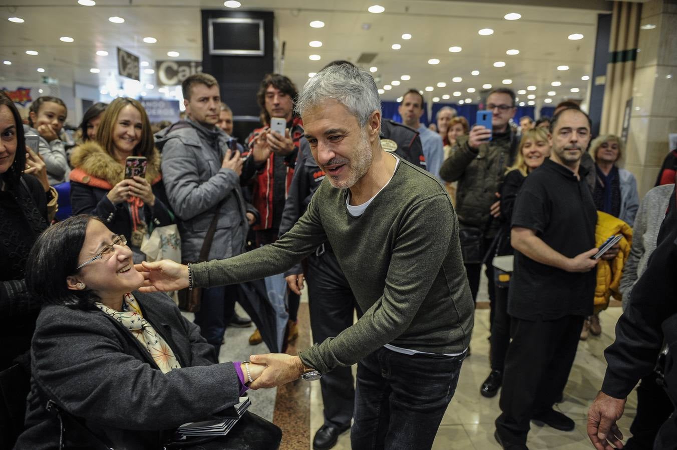 Centenares de personas ocuparon la primera planta de El Corte Inglés para acudir a la firma de discos de Sergio Dalma. Desde primera hora de la tarde, fans del artista, mayoritariamente mujeres, hicieron cola para asegurarse una dedicatoria y una foto con el cantante