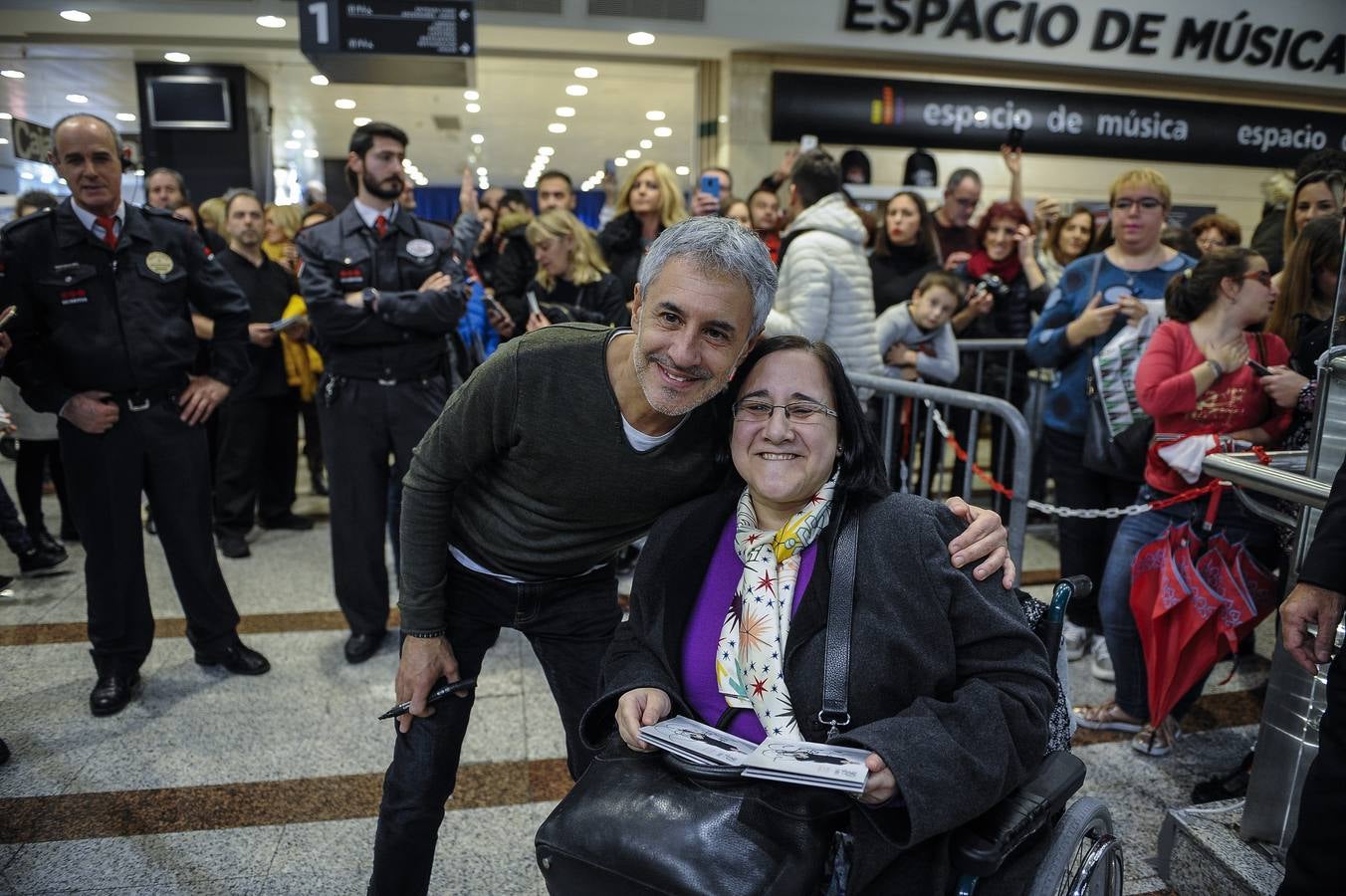 Centenares de personas ocuparon la primera planta de El Corte Inglés para acudir a la firma de discos de Sergio Dalma. Desde primera hora de la tarde, fans del artista, mayoritariamente mujeres, hicieron cola para asegurarse una dedicatoria y una foto con el cantante